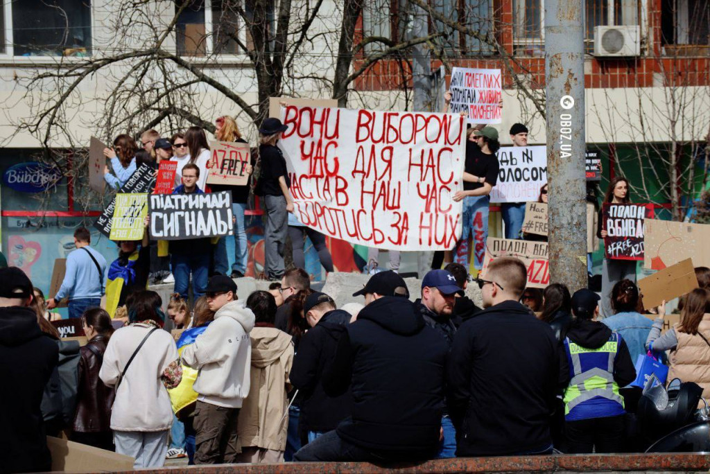 “У нас весна – у полоні пекло” - в центрі Києва пройшла акція на підтримку захисників “Азовсталі”