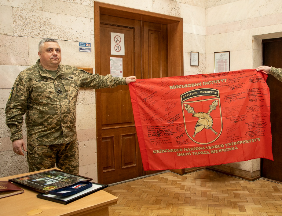 Бригадний генерал Шевченко залишив посаду начальника Військового інституту КНУ та попрощався з бойовим прапором