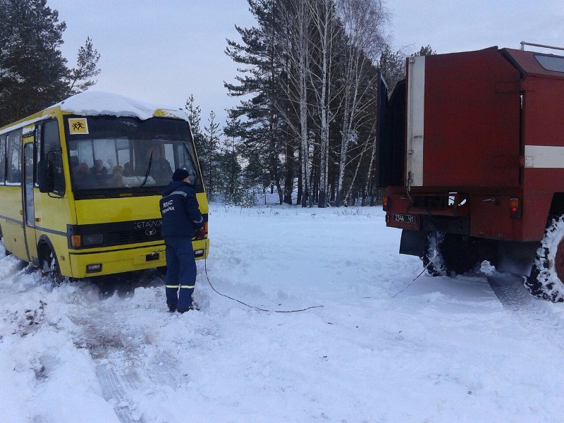 На Киевщине в дороге застрял школьный автобус с 20 детьми