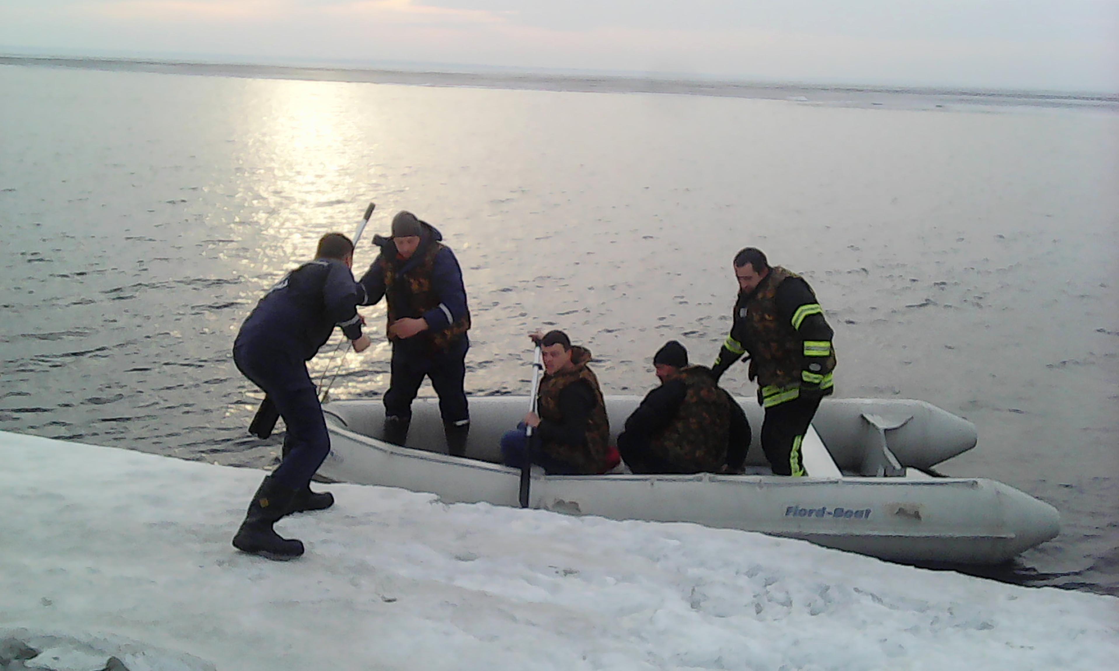 На Киевском водохранилище спасли двух рыбаков