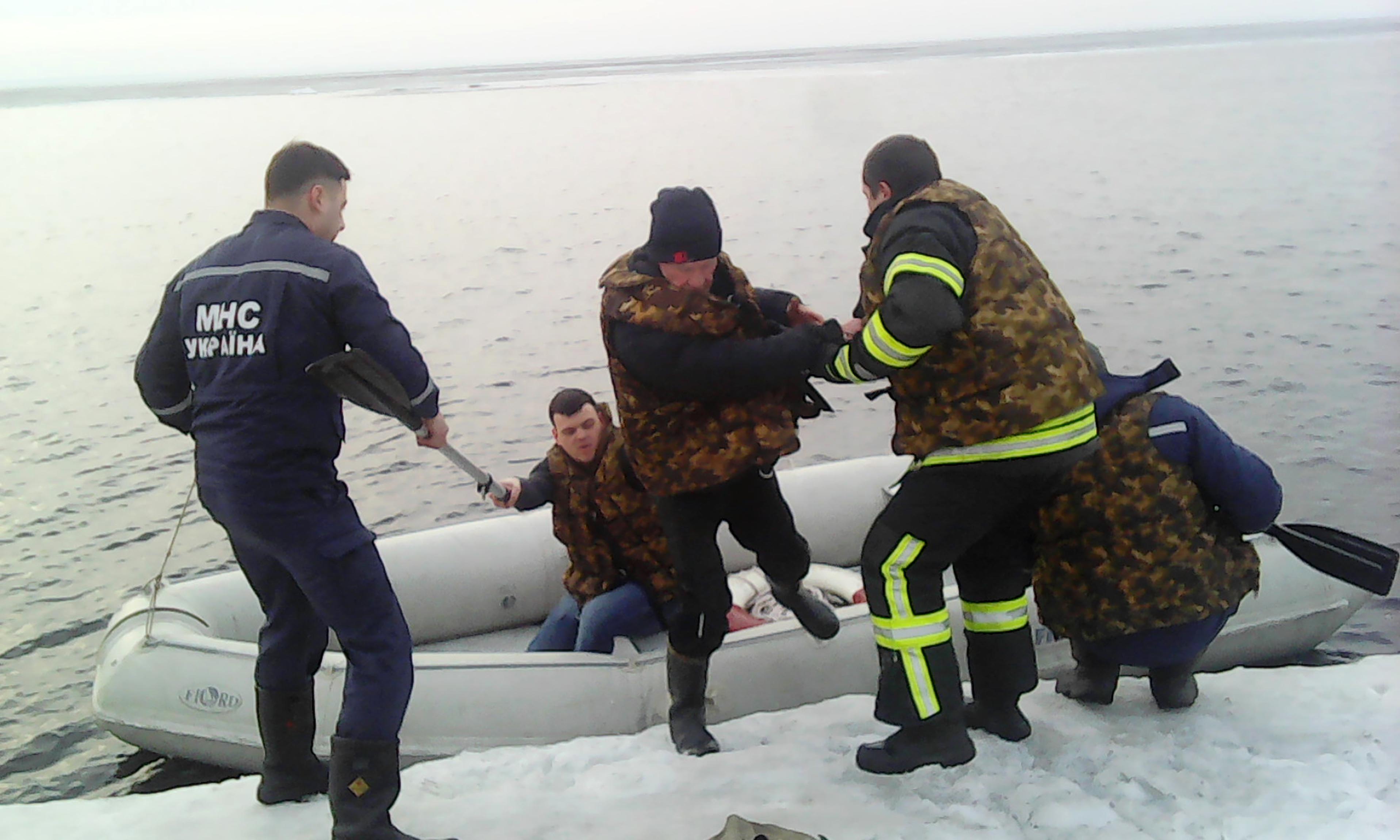 На Киевском водохранилище спасли двух рыбаков