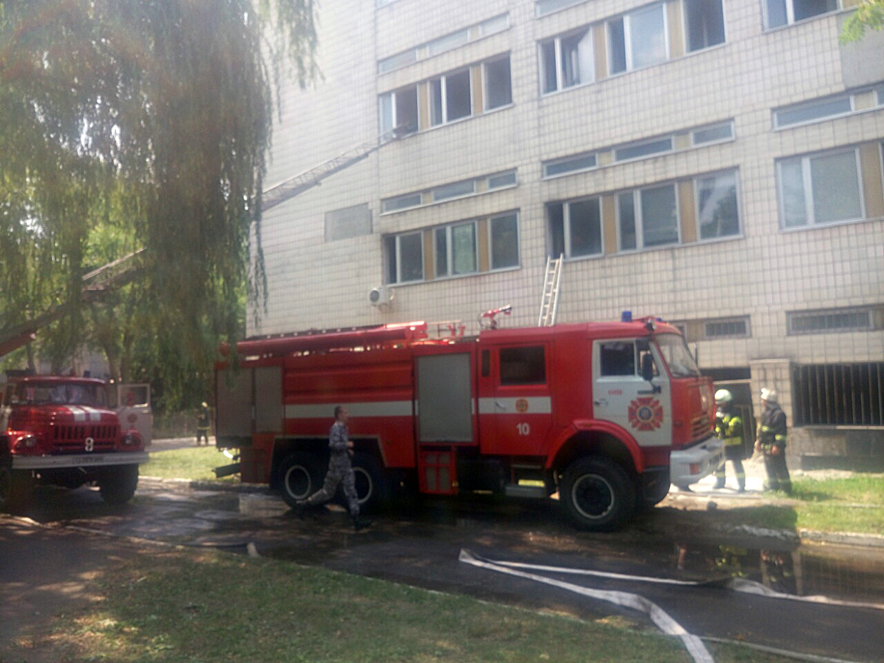 В Киеве с горящего склада спасли пять человек и эвакуировали восьмерых