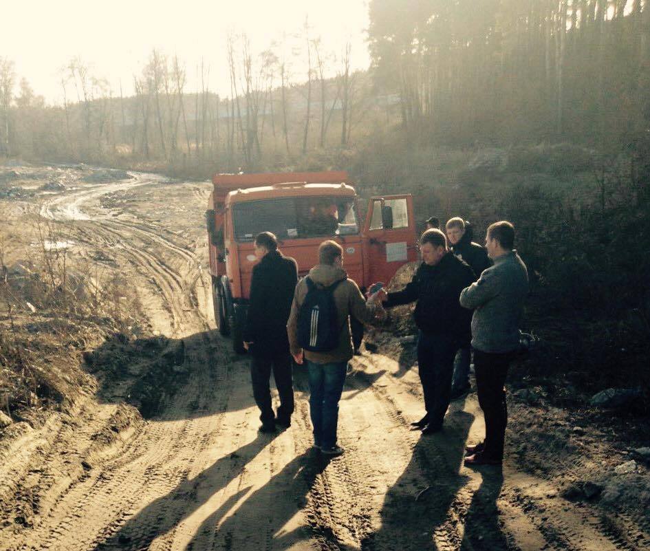 Территорию возле водозабора на Оболони превратили в свалку