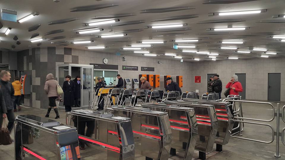 До конца апреля закрыли на ремонт выход к гостинице “Турист“ со станции метро ”Левобережная” в Киеве