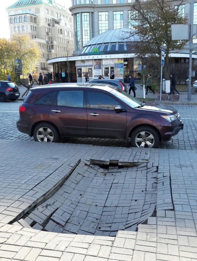 В центре Киева провалился тротуар (фото)