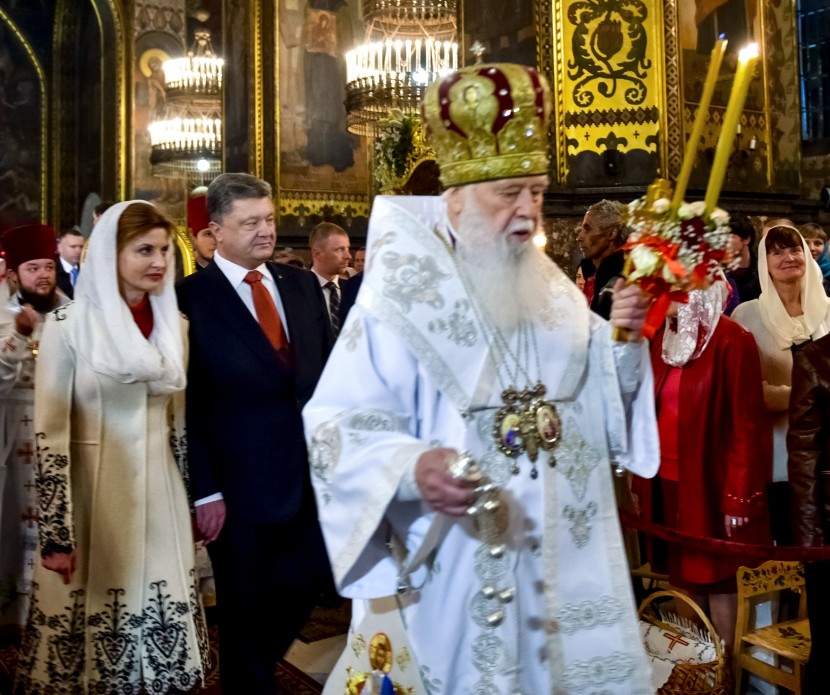 В Пасхальную ночь Президент Порошенко помолился cначала во Владимирском соборе, а потом - в Лавре (фото)