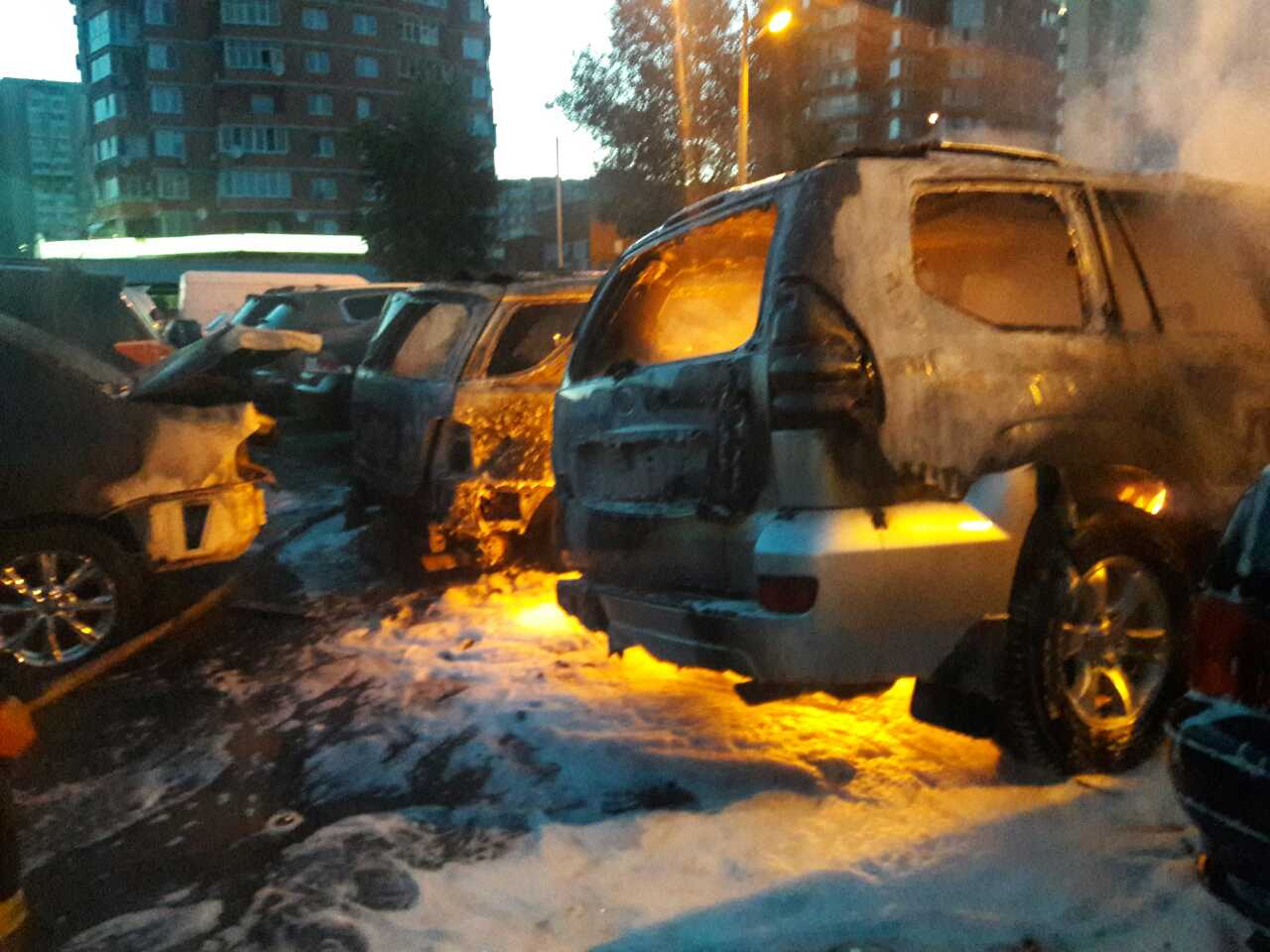 В пожаре на частной автостоянке в Киеве сгорели 8 автомобилей (фото)