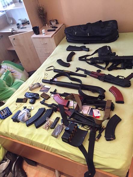 СБУ обнаружила четыре тайника с оружием в Киеве (+видео)