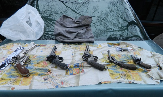 В Подольском районе правоохранители изъяли оружие и наркотики (+фото)