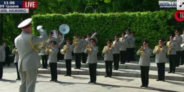 В парке Славы прошла торжественная церемония возложения цветов к Вечному огню (фото,видео)