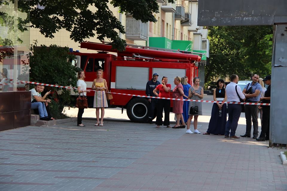 В центре Киева, на пешеходной зоне, произошел подземный взрыв (фото)