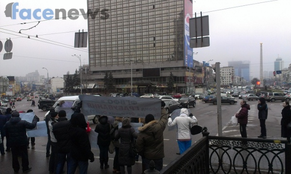 Вкладчики обанкротившихся банков перекрыли проспект Победы (фото)