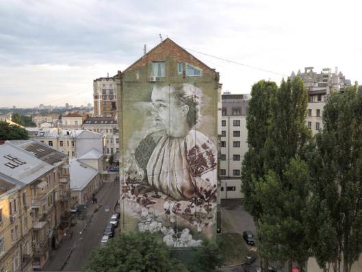 На стене столичной 18-этажки появилось изображение прекрасной украинки (фото)