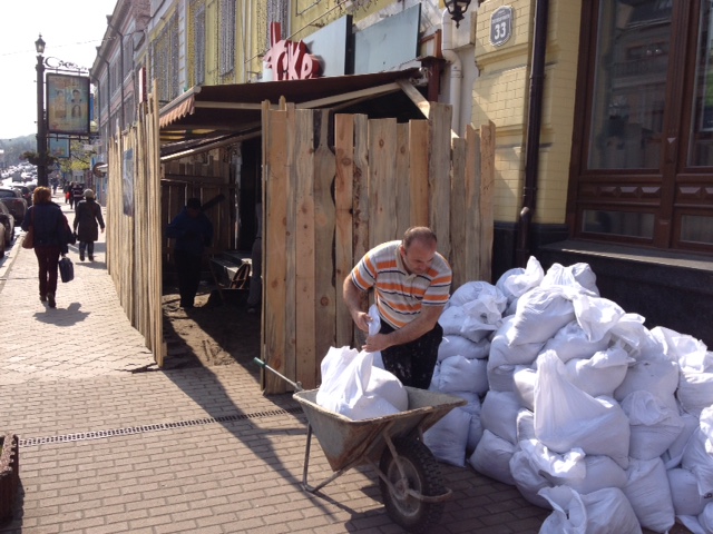 Владельцы ресторана на ул.Сагайдачного решили увеличить площадь заведения за счет тротуара (фото)