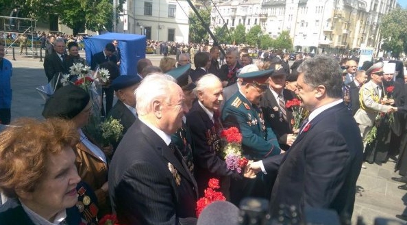 В парке Славы прошла торжественная церемония возложения цветов к Вечному огню (фото,видео)