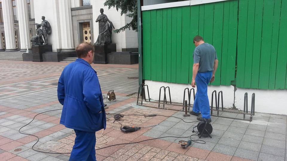 Велопарковку возле Верховной Рады смонтировали из поломанных стульев (+ФОТО)