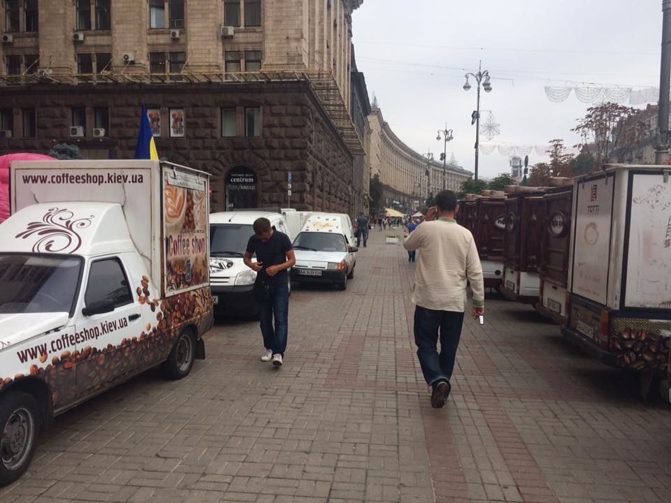 Под зданием КГГА митингуют “розовые улитки” (фото)