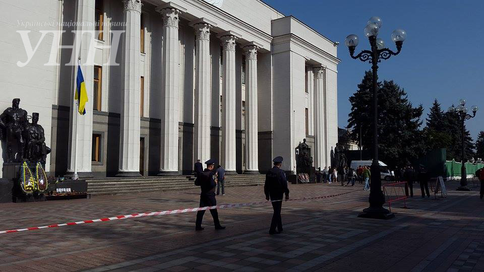 Под Верховной Радой установили ограждение (фото)