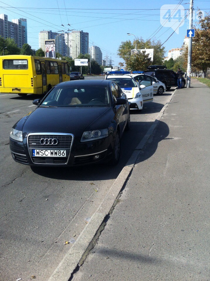 В Киеве водитель Audi A6 дважды выстрелил в водителя “Мазды” (фото)