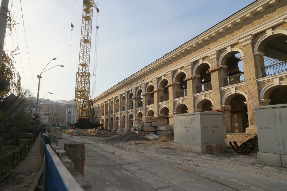 Люди уставшие ждать действий от “вечно бедных” властей, сами скидываются деньгами на ремонт легендарных зданий столицы