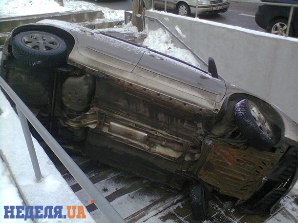В центре Киева машина “въехала” в подземный переход (фото)