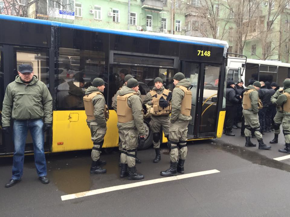 Киевскую мэрию охраняет пара десятков военных без опознавательных знаков