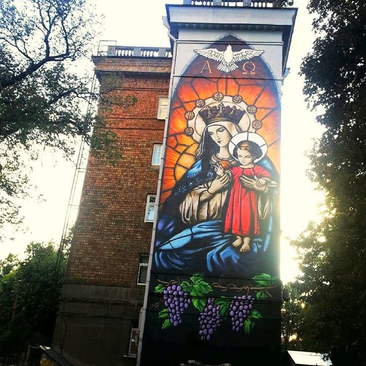 На Нивках появился мурал, восхитивший киевлян - образ Девы Марии с Иисусом (фото)