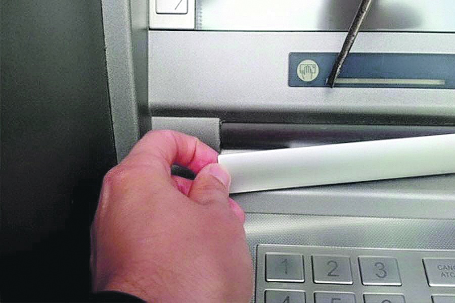 Ноу-хау от мошенников: липкие ловушки денег на банкоматах (фото)
