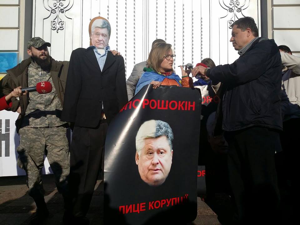 Автомайдановцы провели митинг под резиденцией Порошенко, где встретили “титушек” (фото)