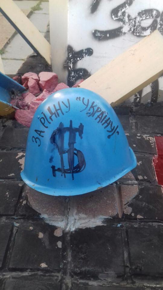 В Киеве вандалы осквернили памятный знак Небесной Сотне (фото)