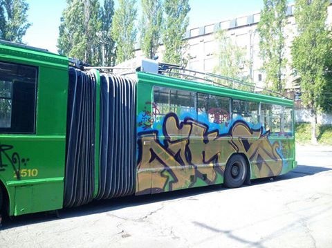 В Киеве вандалы обрисовали троллейбус (фото)