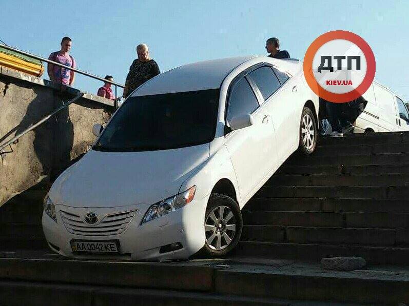 На Борщаговке в Киеве водитель Toyota Camry заехал в подземный переход (фото)