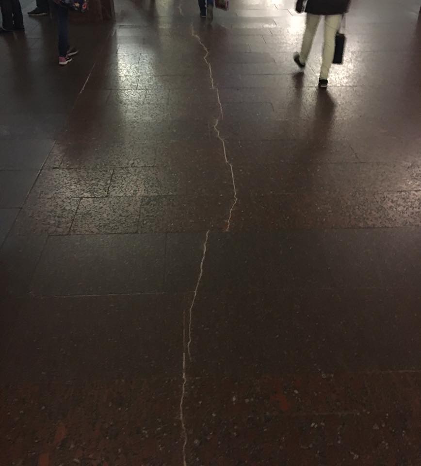 На киевской станции метро “Героев Днепра” треснула платформа (фото)