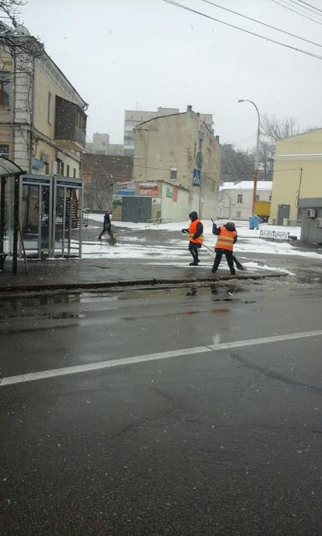 Ночью 124 спецмашины обрабатывали дороги Киева противогололедными материалами