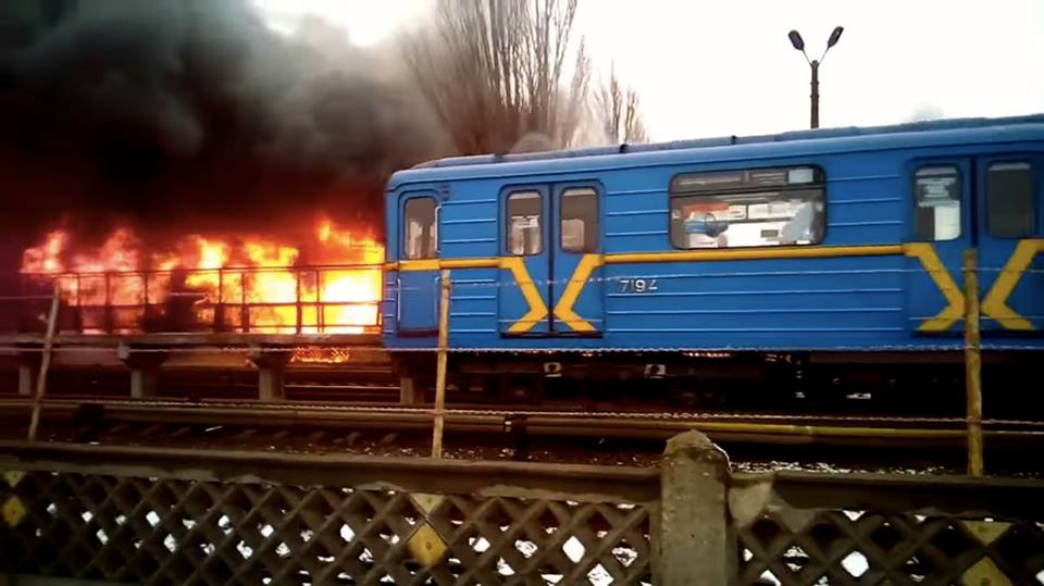 В столице из-за пожара на рынке закрыты две станции метро - “Лесная” и “Черниговская”