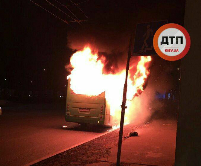 В Киеве на Окружной сгорела маршрутка (фото)