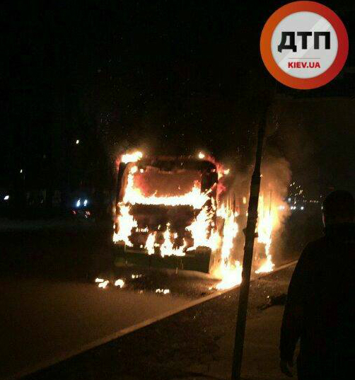 В Киеве на Окружной сгорела маршрутка (фото)