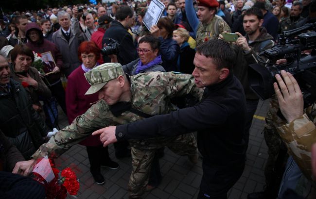 9 мая в Киеве: столкновения, блокирован офис ОУН, акции (фото, видео)