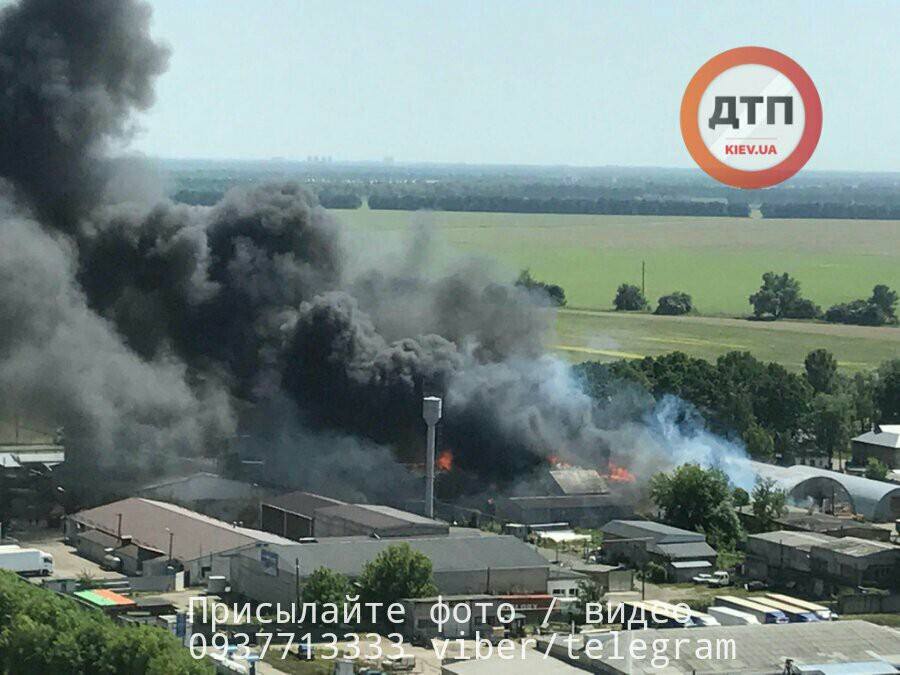 В Броварах горят склады с топливом