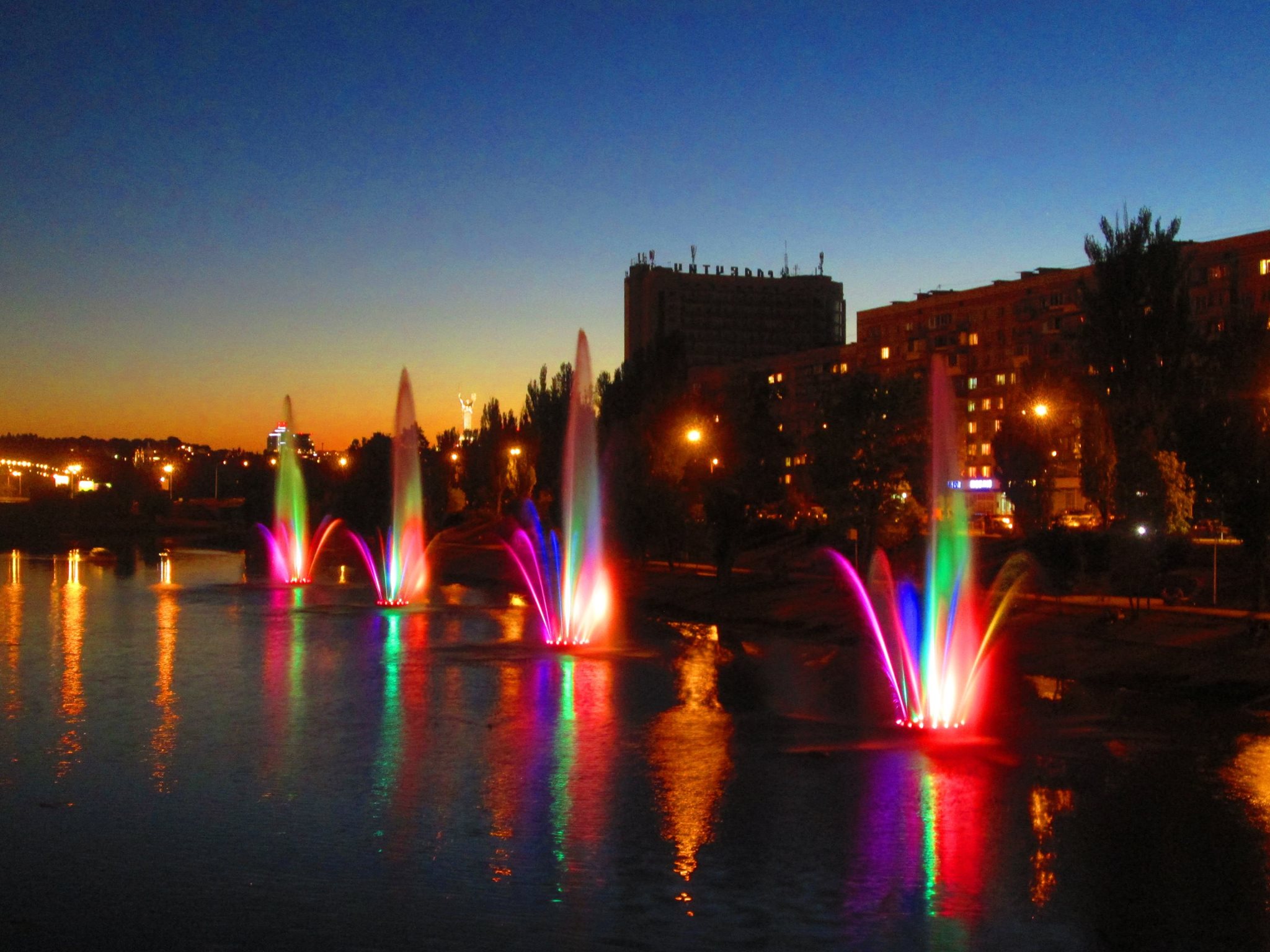 Реконструкция фонтанов на столичной Русановке в Киеве обошлась в 13 млн гривен (фото, видео)