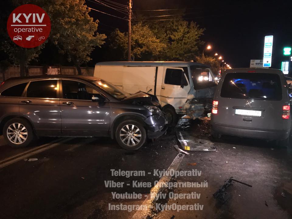 В Киеве пьяный водитель сбил на переходе коляску с ребенком (фото, видео)