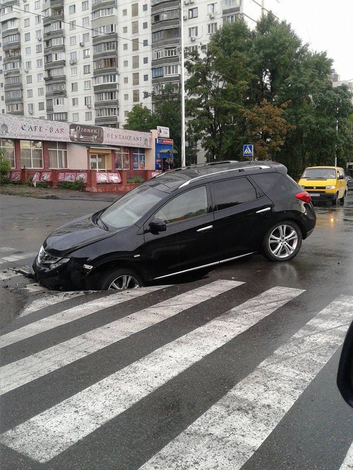 В Киеве под асфальт провалился очередной автомобиль (фото)