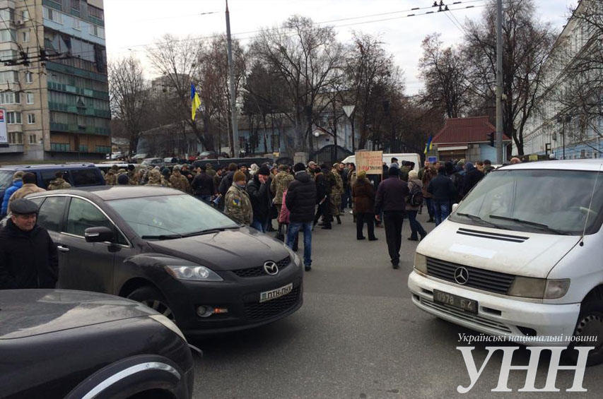 “Айдар” заблокировал движение под Минобороны и разложил шины (фото)