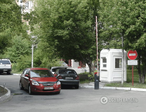 Дворы Киева массово перекрывают шлагбаумами, создавая этим проблемы для экстренных служб