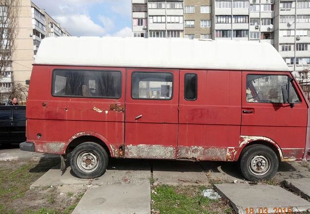 Из столичных дворов коммунальные службы вывозят старые, брошенные автомобили (фото)