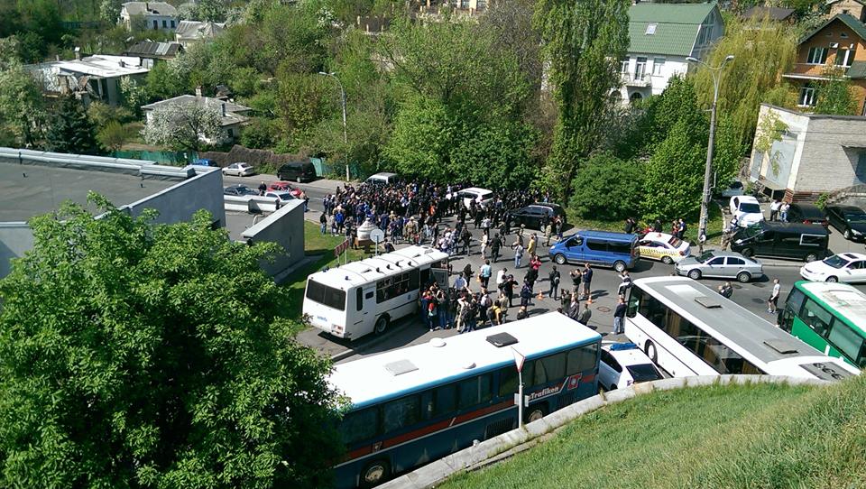 В Киеве проходит митинг коммунистов, на котором уже произошла потасовка (фото)