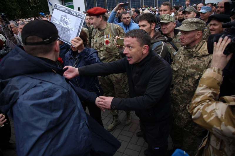 9 мая в Киеве: столкновения, блокирован офис ОУН, акции (фото, видео)