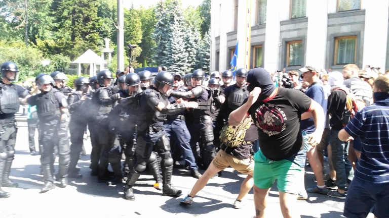 Все выходы из парламента заблокированы, есть задержанные (фото, видео)