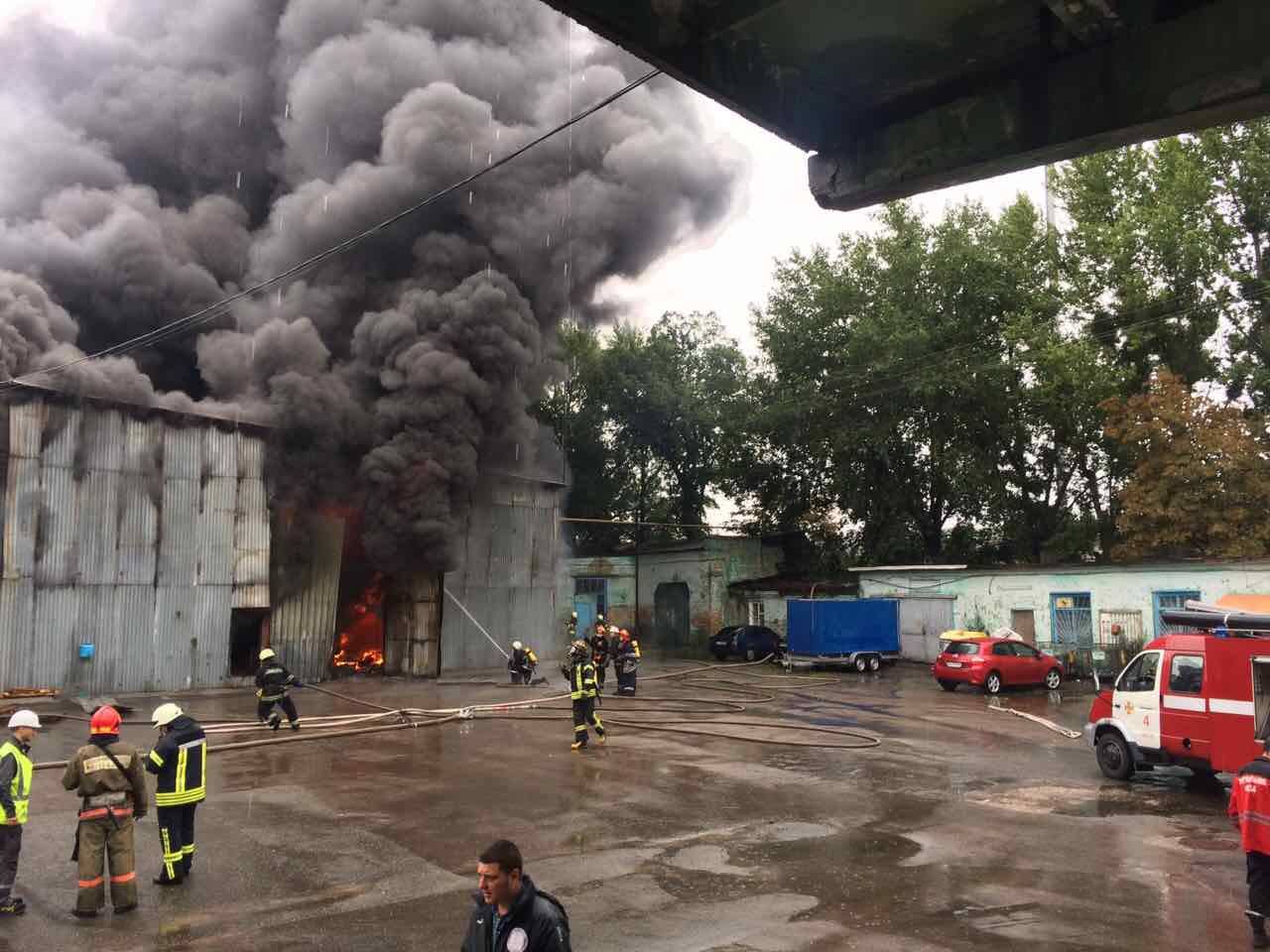 В Печерском районе масштабный пожар: пылали склады, взрывались баллоны (фото, видео)