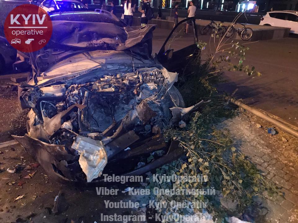 На столичных Позняках неуправляемая Mazda протаранила три автомобиля и загорелась (фото, видео) На столичных Позняках неуправляемая Mazda протаранила три автомобиля и загорелась (фото, видео)